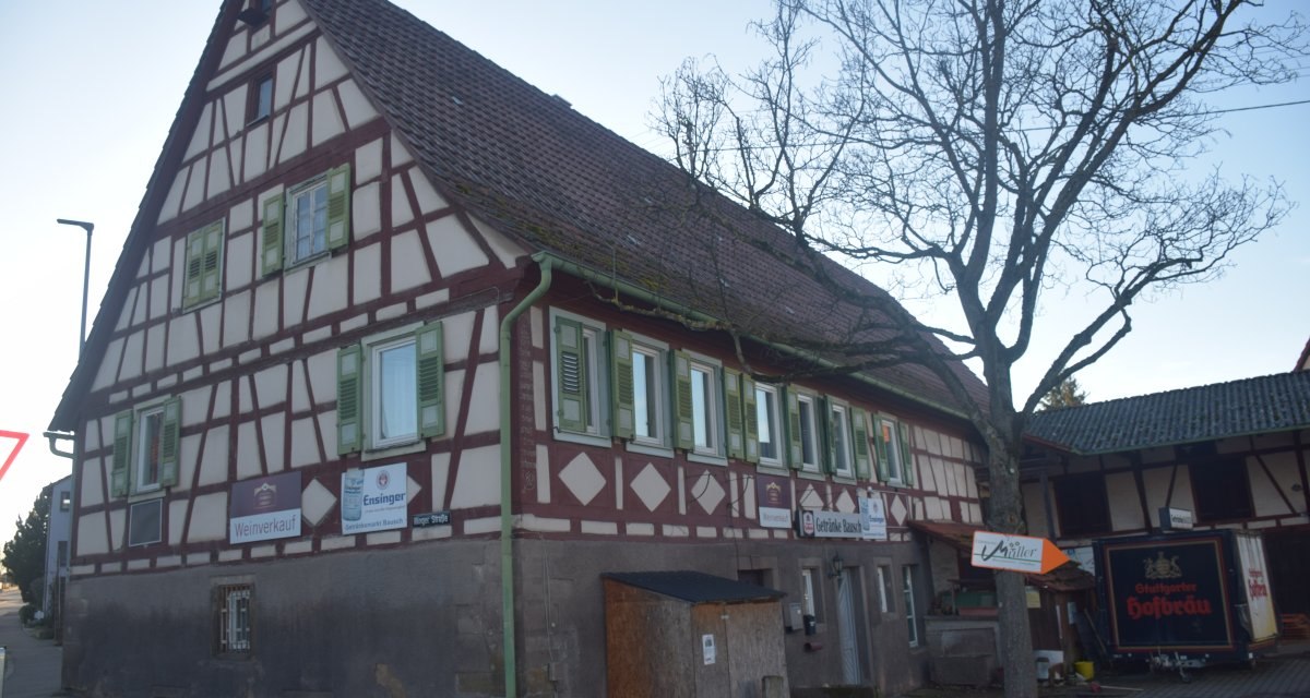 Fachwerkhaus mit grünen Fensterläden, Schildern für Weinverkauf und Getränke. Ein Baum steht davor, daneben ein Anhänger mit Aufschrift 'Stuttgarter Hofbräu'., © Land der 1000 Hügel - Kraichgau-Stromberg Fachwerkhaus mit grünen Fensterläden, Schildern für Weinverkauf und Getränke. Ein Baum steht davor, daneben ein Anhänger mit Aufschrift 'Stuttgarter Hofbräu'., © Land der 1000 Hügel - Kraichgau-Stromberg