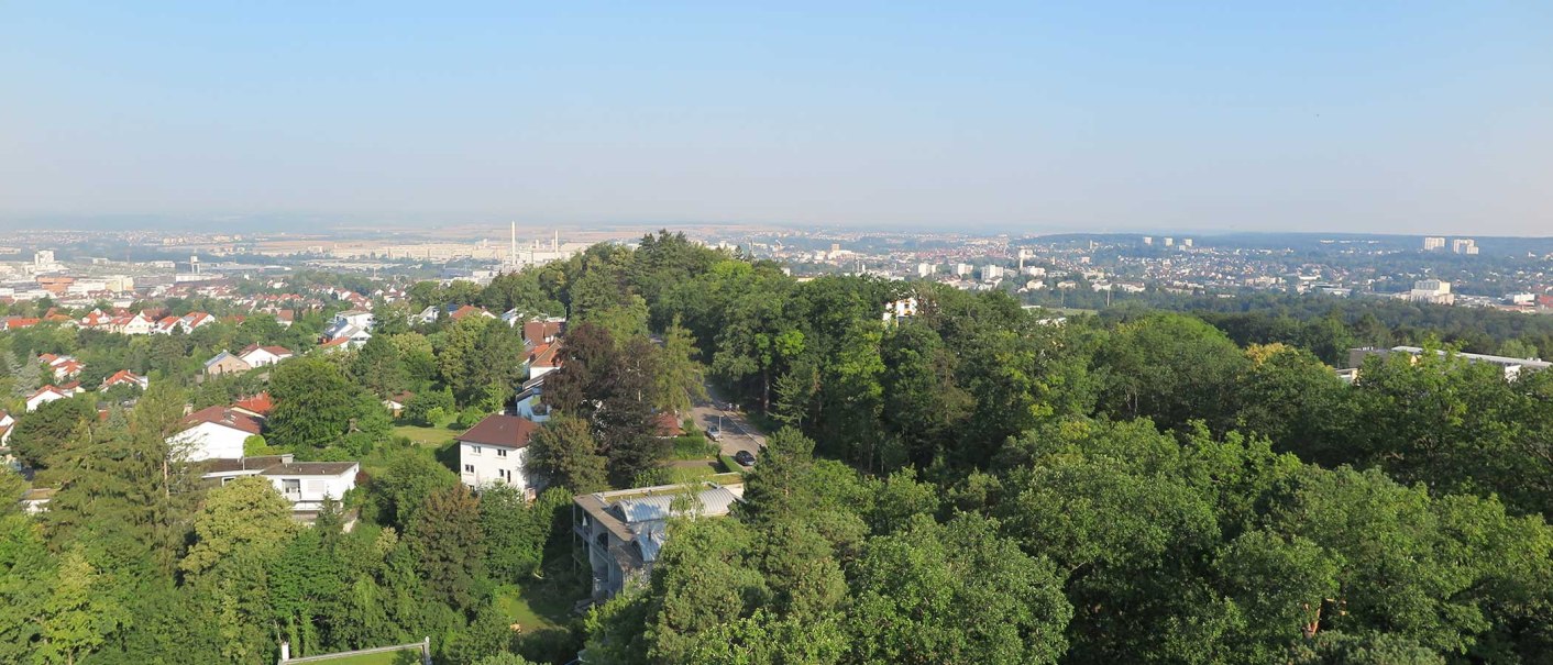 Panoramablick auf B&ouml;blingen mit gr&uuml;nen B&auml;umen, Wohnh&auml;usern und einer weiten Sicht auf die Stadt im Hintergrund., &copy; Stadtmarketing B&ouml;blingen