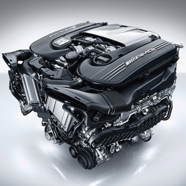 Ein leistungsstarker AMG-Motor mit glänzenden schwarzen Abdeckungen und sichtbaren mechanischen Details, die Präzision und Technik zeigen., © Mercedes-Benz AG