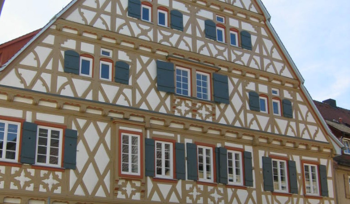 Fachwerkhaus mit blauen Fensterläden und Spitzdach, bekannt als Großes Haus oder Heydtsches Haus, mit markanten Holzbalken und symmetrischen Fenstern., © Land der 1000 Hügel - Kraichgau-Stromberg