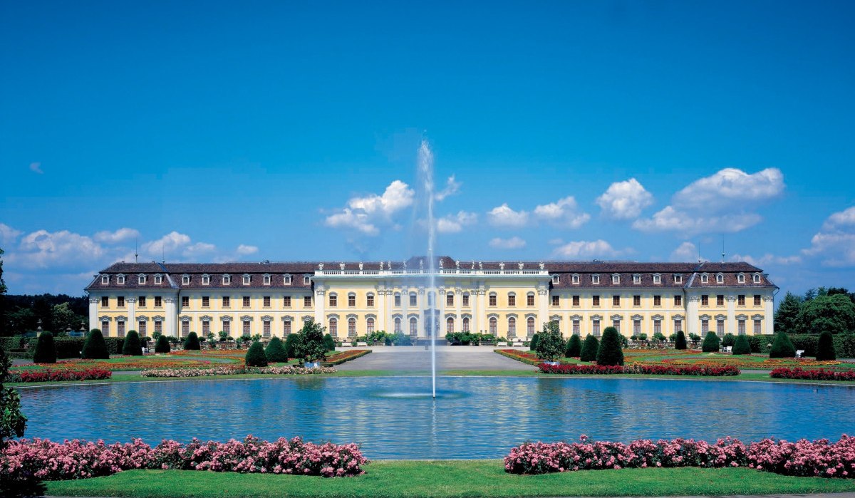 Das Residenzschloss Ludwigsburg mit gelber Fassade, umgeben von gepflegten Gärten und einem zentralen Springbrunnen unter blauem Himmel., © Land der 1000 Hügel - Kraichgau-Stromberg Das Residenzschloss Ludwigsburg mit gelber Fassade, umgeben von gepflegten Gärten und einem zentralen Springbrunnen unter blauem Himmel., © Land der 1000 Hügel - Kraichgau-Stromberg