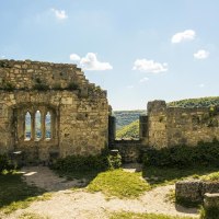Ruine der Burg Hohenurach in Bad Urach, umgeben von grünen Hügeln und blauem Himmel. Die Steinmauern sind teilweise erhalten., © Stuttgart-Marketing GmbH, Sarah Schmid Ruine der Burg Hohenurach in Bad Urach, umgeben von grünen Hügeln und blauem Himmel. Die Steinmauern sind teilweise erhalten., © Stuttgart-Marketing GmbH, Sarah Schmid