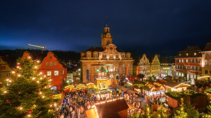 Beleuchtete Weihnachtspyramide und geschmückter Baum auf dem Weihnachtsmarkt in Schwäbisch Hall, umgeben von Menschen in festlicher Stimmung., © Michael Kuehneisen Beleuchtete Weihnachtspyramide und geschmückter Baum auf dem Weihnachtsmarkt in Schwäbisch Hall, umgeben von Menschen in festlicher Stimmung., © Michael Kuehneisen