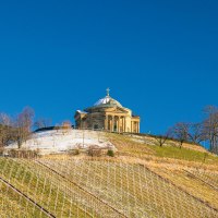 Die Grabkapelle auf dem W&uuml;rttemberg thront auf einem schneebedeckten H&uuml;gel, umgeben von Weinbergen unter klarem, blauem Himmel., &copy; Stuttgart-Marketing GmbH, Sarah Schmid