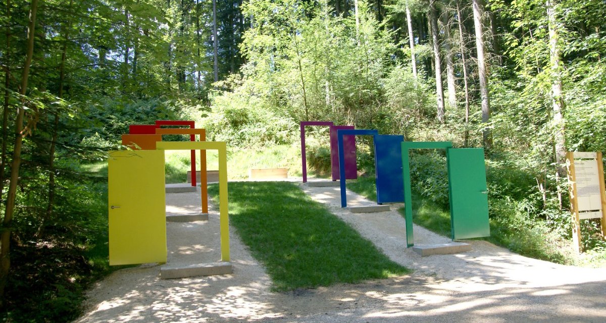6 bunte Türen stehen mitten im Wald., © Schönblick - Christliches Gästezentrum Württemberg 6 bunte Türen stehen mitten im Wald., © Schönblick - Christliches Gästezentrum Württemberg