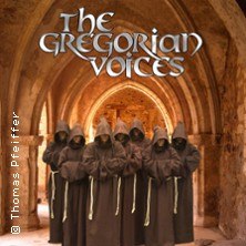 Mönche in braunen Kutten stehen in einem historischen Gewölbe. Der Schriftzug 'The Gregorian Voices' ist darüber zu sehen., © links im Bild Mönche in braunen Kutten stehen in einem historischen Gewölbe. Der Schriftzug 'The Gregorian Voices' ist darüber zu sehen., © links im Bild