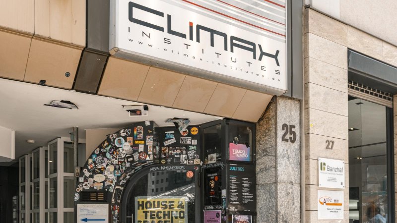 Eingang des Climax Institutes mit vielen Aufklebern und einem Schild mit der Aufschrift 'House & Techno'., © Stuttgart Marketing GmbH, Sarah Schmid Eingang des Climax Institutes mit vielen Aufklebern und einem Schild mit der Aufschrift 'House & Techno'., © Stuttgart Marketing GmbH, Sarah Schmid