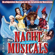 Plakat für 'Die Nacht der Musicals' mit Figuren aus bekannten Musicals in bunten Kostümen vor blauem Hintergrund., © links im Bild