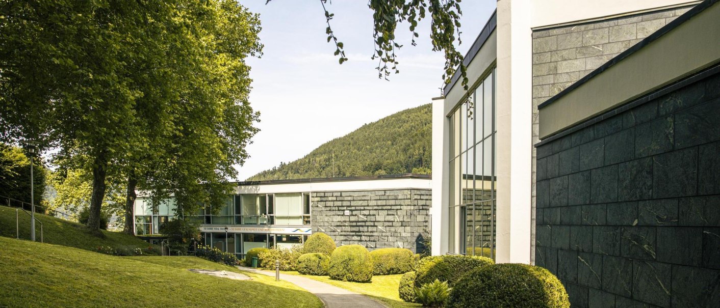 Die Vital-Therme in Bad Wildbad zeigt eine moderne Architektur umgeben von grüner Landschaft und Bäumen, mit einem Hügel im Hintergrund., © Stuttgart-Marketing GmbH, Sarah Schmid Die Vital-Therme in Bad Wildbad zeigt eine moderne Architektur umgeben von grüner Landschaft und Bäumen, mit einem Hügel im Hintergrund., © Stuttgart-Marketing GmbH, Sarah Schmid