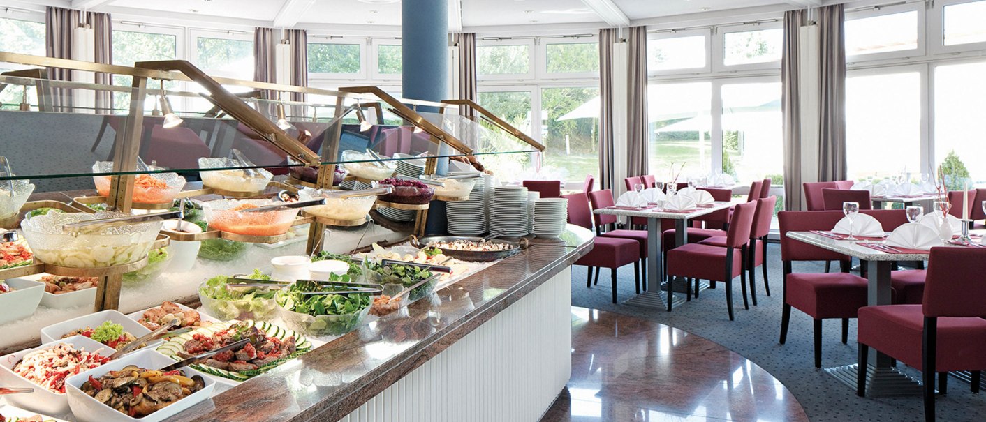 Elegantes Buffet-Restaurant mit reichhaltiger Salatbar und stilvoll gedeckten Tischen in einem lichtdurchfluteten Raum., © Seminaris Hotel Bad Boll Elegantes Buffet-Restaurant mit reichhaltiger Salatbar und stilvoll gedeckten Tischen in einem lichtdurchfluteten Raum., © Seminaris Hotel Bad Boll