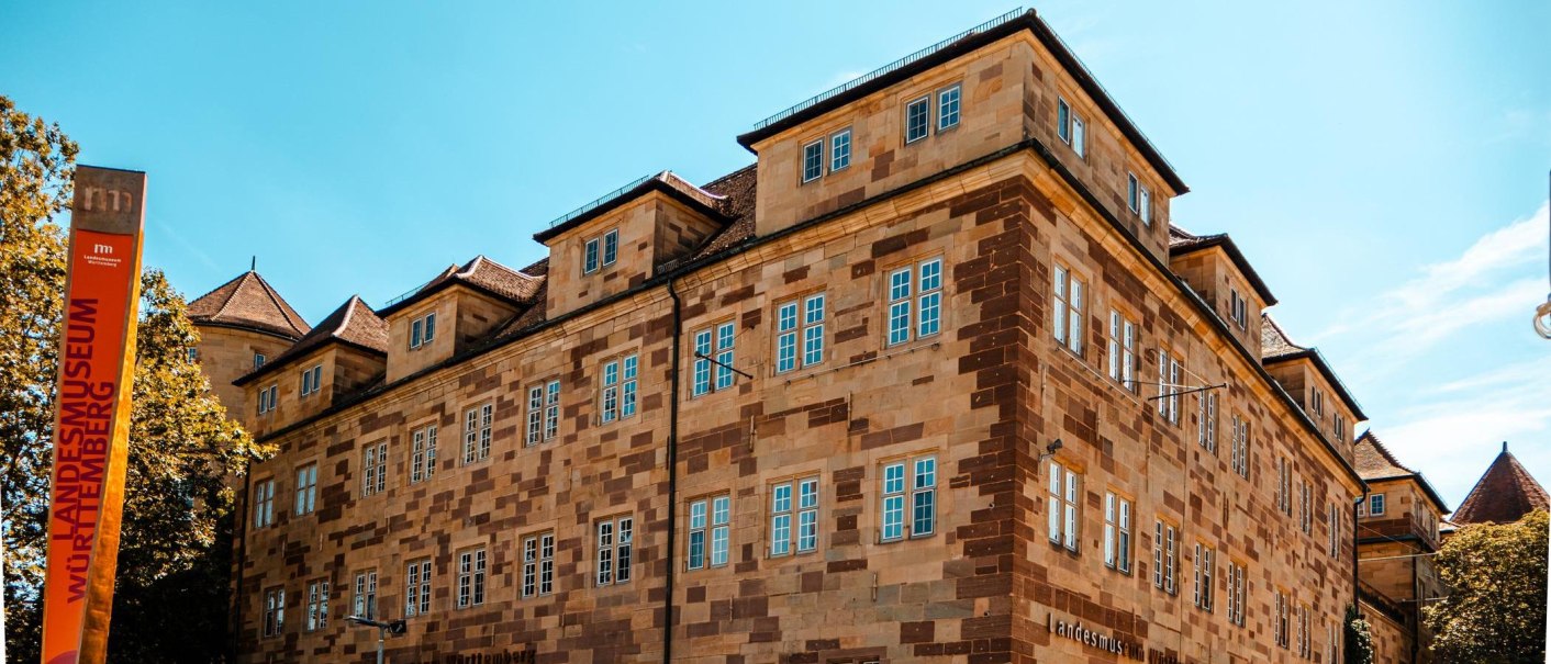 Das Altes Schloss in Stuttgart mit dem Schild des Landesmuseums Württemberg vor blauem Himmel., © Stuttgart Marketing GmbH, Sarah Schmid