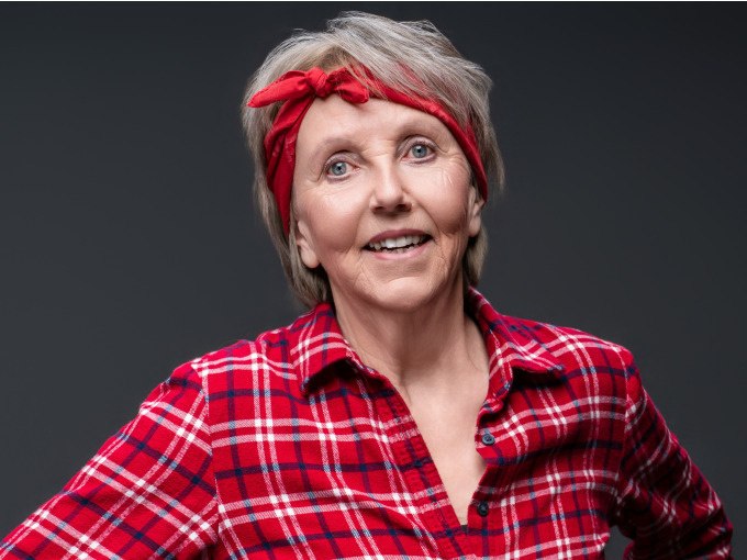 Eine Frau mit rotem Stirnband und kariertem Hemd lächelt freundlich in die Kamera vor grauem Hintergrund., © Stadt Murrhardt Eine Frau mit rotem Stirnband und kariertem Hemd lächelt freundlich in die Kamera vor grauem Hintergrund., © Stadt Murrhardt