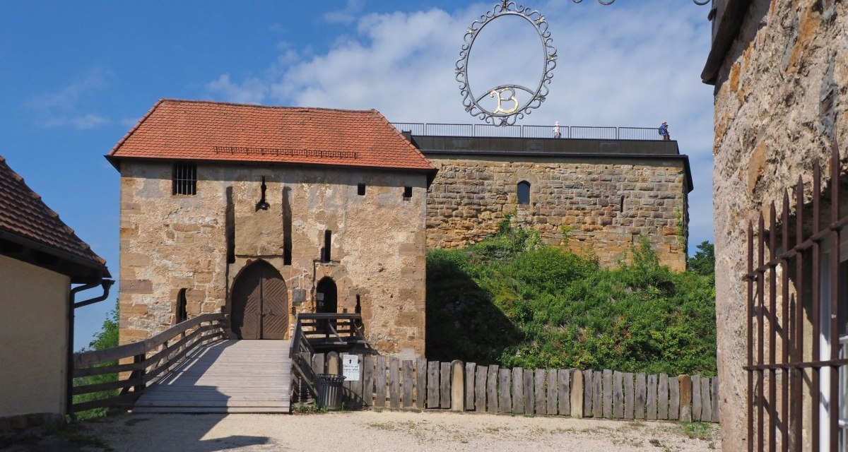 Die Burgruine Hohenrechberg zeigt ein altes Torhaus mit rotem Ziegeldach und eine massive Steinmauer, umgeben von gr&uuml;ner Vegetation., &copy; Foto: Walter Laible