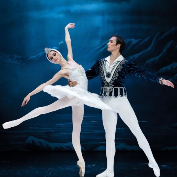 Zwei Balletttänzer in eleganten Kostümen führen eine Szene aus Schwanensee auf. Die Tänzerin trägt ein weißes Tutu, der Tänzer ein blaues Kostüm., © Stadthalle Leonberg