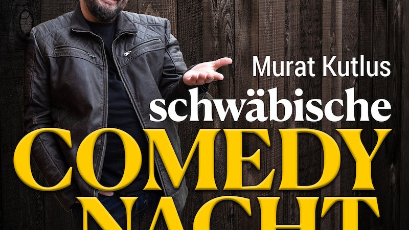 Mann in Lederjacke vor Holzwand, lächelnd. Text: Murat Kutlus schwäbische COMEDY NACHT in gelber Schrift., © SBEntertainment GmbH & Co. KG Mann in Lederjacke vor Holzwand, lächelnd. Text: Murat Kutlus schwäbische COMEDY NACHT in gelber Schrift., © SBEntertainment GmbH & Co. KG
