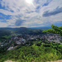 Panoramablick auf Heubach, umgeben von grünen Hügeln und Wäldern unter einem bewölkten Himmel mit Sonnenstrahlen., © Foto: Shari Dawids