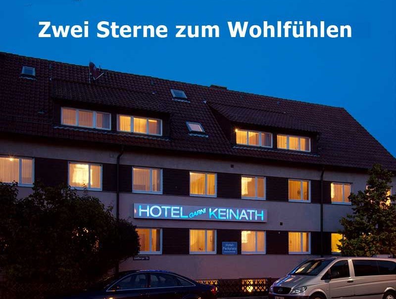 Hotel Keinath bei Nacht, beleuchtete Fenster, Schriftzug "Zwei Sterne zum Wohlfühlen" oben, Autos im Vordergrund., © Hotel Keinath Hotel Keinath bei Nacht, beleuchtete Fenster, Schriftzug "Zwei Sterne zum Wohlfühlen" oben, Autos im Vordergrund., © Hotel Keinath