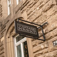 Altes Geb&auml;ude mit einem Schild 'Vintage Markt' an der Fassade. Die Hausnummer 74 ist sichtbar., &copy; SMG, Sarah Schmid