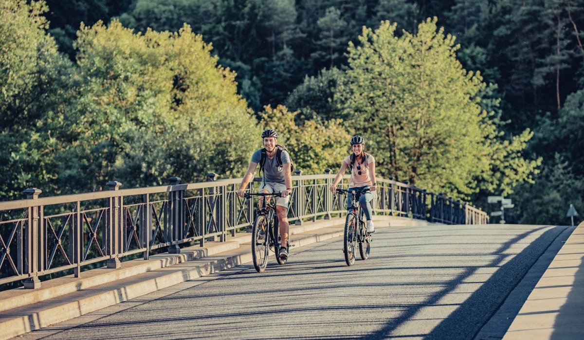 Radfahrer auf der Jagstbrücke in Dörzbach, © www.kocher-jagst.de | Frumolt