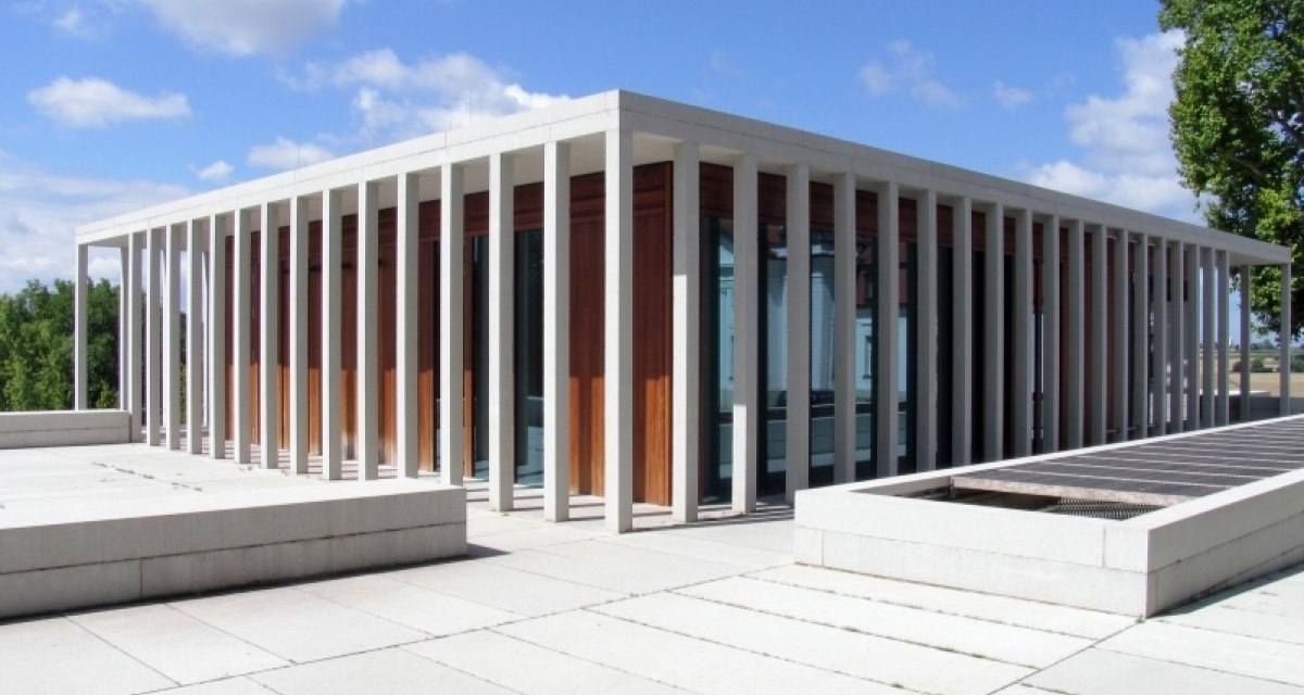 Modernes Geb&auml;ude mit Glasfassade und wei&szlig;en S&auml;ulen, umgeben von einer gepflasterten Fl&auml;che. Der Himmel ist blau mit einigen Wolken., &copy; Schillerstadt Marbach