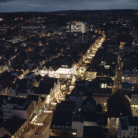 G&ouml;ppingen bei Nacht: Luftaufnahme der Stadt mit beleuchteten Stra&szlig;en und Geb&auml;uden, die eine festliche Atmosph&auml;re schaffen., &copy; Stadt G&ouml;ppingen