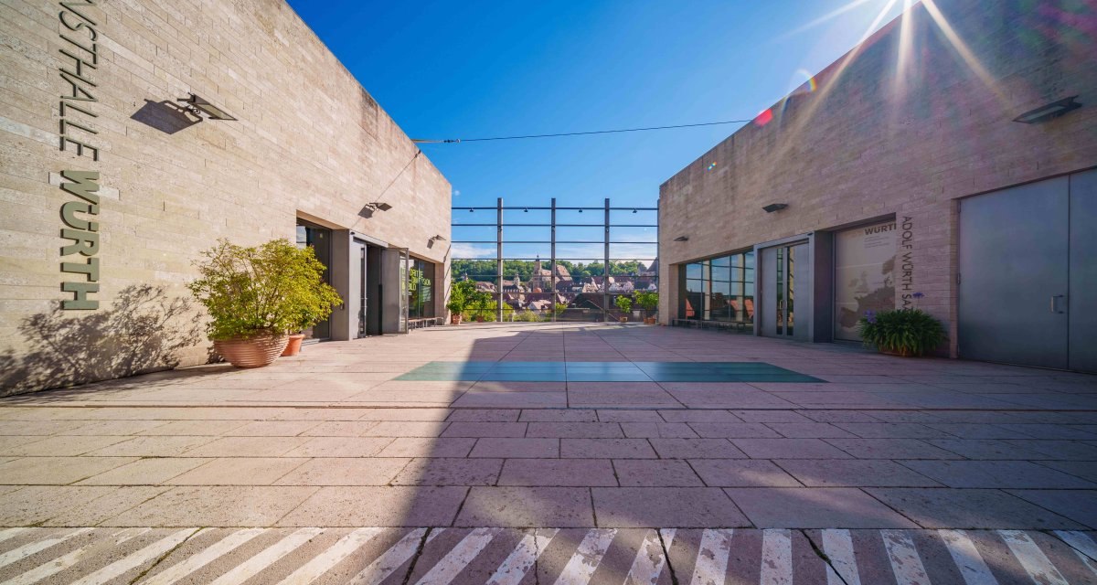 Innenhof der Kunsthalle W&uuml;rth in Schw&auml;bisch Hall, umgeben von modernen Geb&auml;uden, bei strahlendem Sonnenschein und blauem Himmel., &copy; Michael K&uuml;hneisen