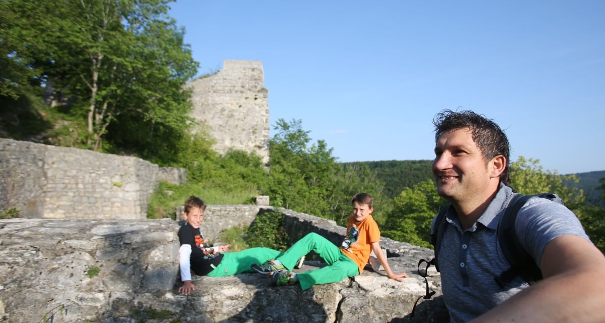 Ein Vater und seine zwei S&ouml;hne genie&szlig;en das sch&ouml;ne Wetter auf der Burgruine Hohenwittlingen, &copy; Bad Urach Tourismus