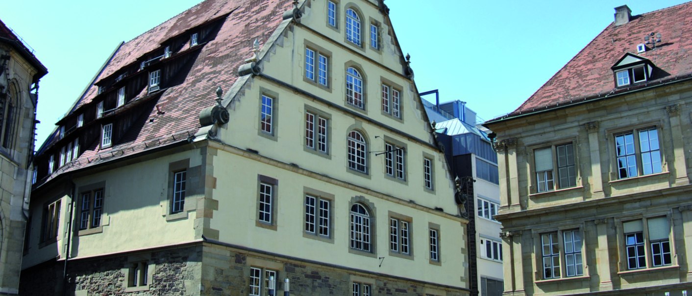 Der Stiftsfruchtkasten in Stuttgart zeigt ein historisches Gebäude mit markantem Satteldach und zahlreichen Fenstern, umgeben von moderner Architektur., © Stuttgart-Marketing GmbH Der Stiftsfruchtkasten in Stuttgart zeigt ein historisches Gebäude mit markantem Satteldach und zahlreichen Fenstern, umgeben von moderner Architektur., © Stuttgart-Marketing GmbH