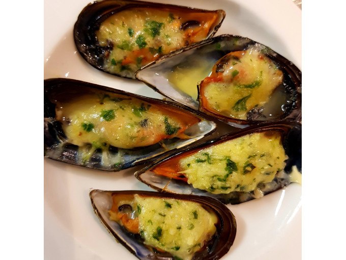 Fünf gefüllte Muscheln mit Kräutern und Käse überbacken auf einem weißen Teller angerichtet., © Kultweine-Kochwelten-Kunstücke - Kochschule Sonja Lenz Fünf gefüllte Muscheln mit Kräutern und Käse überbacken auf einem weißen Teller angerichtet., © Kultweine-Kochwelten-Kunstücke - Kochschule Sonja Lenz