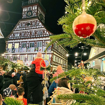 Adventskalender am Rathaus mit Frau Holle., &copy; Stadt Kirchheim unter Teck
