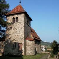Romanische Kirche mit rotem Ziegeldach und Glockenturm, umgeben von Bäumen und Landschaft. Der Himmel ist klar und blau., © Tourismusgemeinschaft Marbach-Bottwartal Romanische Kirche mit rotem Ziegeldach und Glockenturm, umgeben von Bäumen und Landschaft. Der Himmel ist klar und blau., © Tourismusgemeinschaft Marbach-Bottwartal
