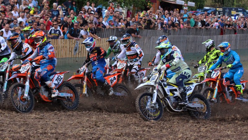 Starterfeld beim Motocross - Fahrergruppe kurz nach dem Start, © Rainer Kengeter
