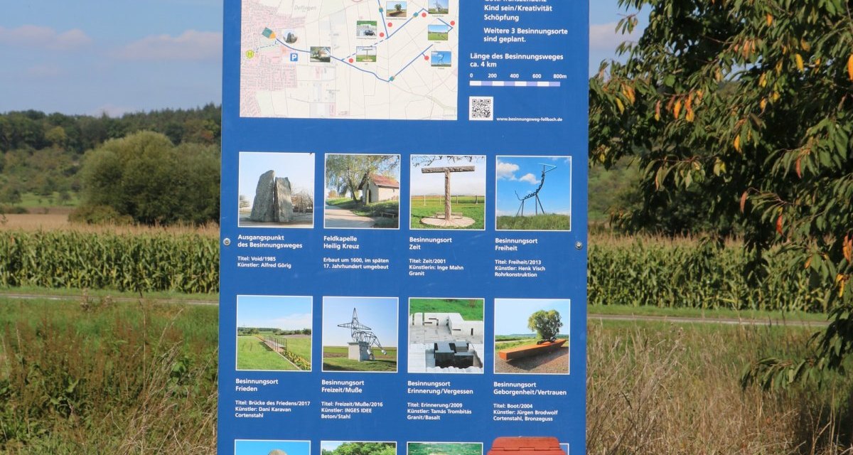 Informationsschild des Besinnungswegs Fellbach mit Karte und Skulpturenfotos. Es steht in einer ländlichen Umgebung mit Bäumen und Feldern., © Remstal Tourismus e.V. Informationsschild des Besinnungswegs Fellbach mit Karte und Skulpturenfotos. Es steht in einer ländlichen Umgebung mit Bäumen und Feldern., © Remstal Tourismus e.V.