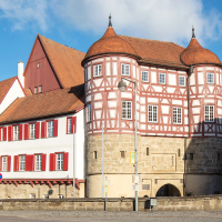 Das Alte Schloss Gaildorf zeigt seine beeindruckende Fachwerkarchitektur unter einem klaren blauen Himmel., © Stadt Gaildorf Das Alte Schloss Gaildorf zeigt seine beeindruckende Fachwerkarchitektur unter einem klaren blauen Himmel., © Stadt Gaildorf