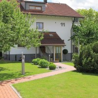 Zweistöckiges Haus mit rotem Dach, gepflegtem Garten und Bäumen. Ein gepflasterter Weg führt zum Eingang. Hausnummer 11 ist sichtbar., © Haus Anita Zweistöckiges Haus mit rotem Dach, gepflegtem Garten und Bäumen. Ein gepflasterter Weg führt zum Eingang. Hausnummer 11 ist sichtbar., © Haus Anita