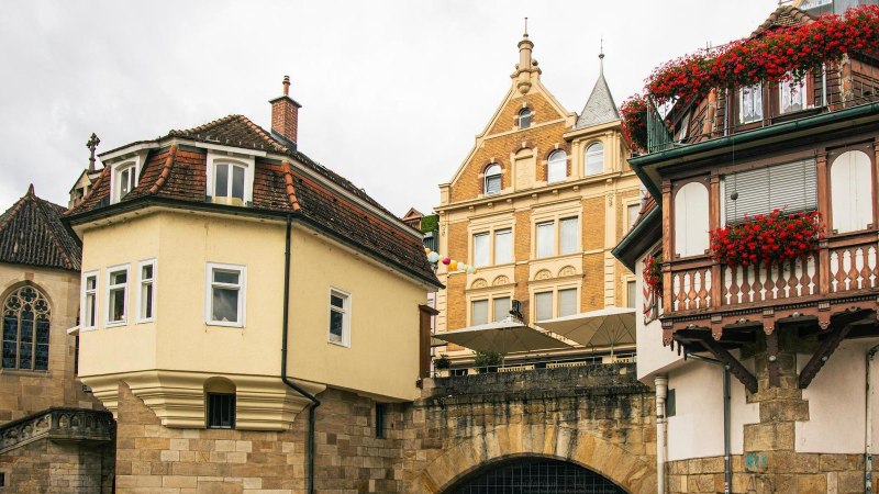 Historische Gebäude in Esslingen mit Fachwerk und roten Blumen auf den Balkonen. Die Architektur zeigt traditionelle Stilelemente., © Stuttgart-Marketing GmbH, Sarah Schmid