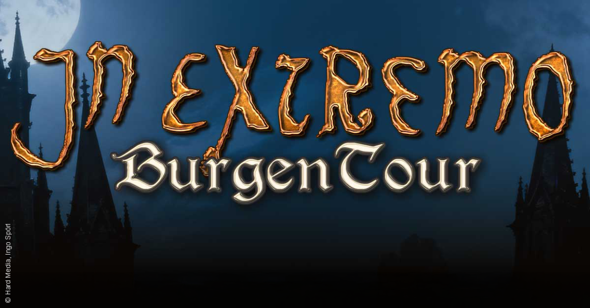 Das Bild zeigt das Logo von In Extremo mit dem Schriftzug 'Burgentour' vor einem n&auml;chtlichen Himmel und Burgt&uuml;rmen., &copy; links im Bild