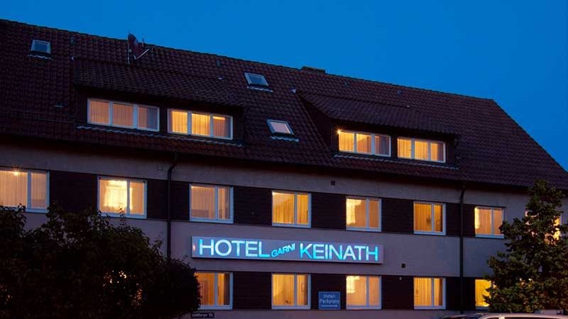 Hotel Keinath bei Nacht, beleuchtete Fenster, Schriftzug "Zwei Sterne zum Wohlfühlen" oben, Autos im Vordergrund., © Hotel Keinath Hotel Keinath bei Nacht, beleuchtete Fenster, Schriftzug "Zwei Sterne zum Wohlfühlen" oben, Autos im Vordergrund., © Hotel Keinath