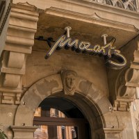 Eingang eines historischen Geb&auml;udes mit dem Schriftzug 'Mozart3' &uuml;ber dem Torbogen. Verzierungen und Pflanzen sind sichtbar., &copy; SMG, Sarah Schmid