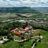Luftaufnahme der Burg Staufeneck, umgeben von grünen Feldern und Wäldern, mit Blick auf eine Stadt im Hintergrund., © Christian Prerauer Luftaufnahme der Burg Staufeneck, umgeben von grünen Feldern und Wäldern, mit Blick auf eine Stadt im Hintergrund., © Christian Prerauer