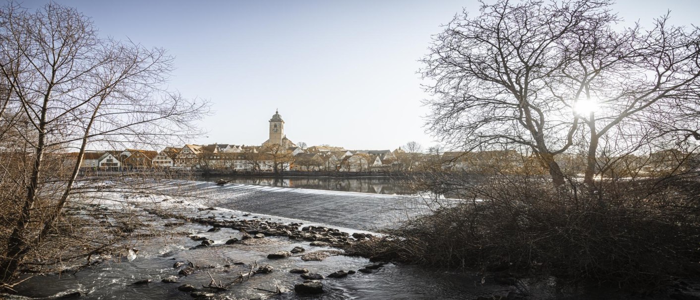 Blick auf Nürtingen mit Fluss und Fischtreppe im Vordergrund. Im Hintergrund sind Häuser und ein Kirchturm zu sehen, umrahmt von kahlen Bäumen., © SMG Stuttgart Marketing GmbH - Sarah Schmid Blick auf Nürtingen mit Fluss und Fischtreppe im Vordergrund. Im Hintergrund sind Häuser und ein Kirchturm zu sehen, umrahmt von kahlen Bäumen., © SMG Stuttgart Marketing GmbH - Sarah Schmid