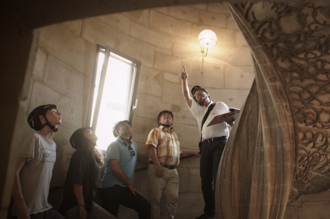 Gruppe mit Helmen in historischem Gebäude, Führer zeigt nach oben und erklärt Details. Fenster und verzierte Wand im Hintergrund., © Stadt Göppingen