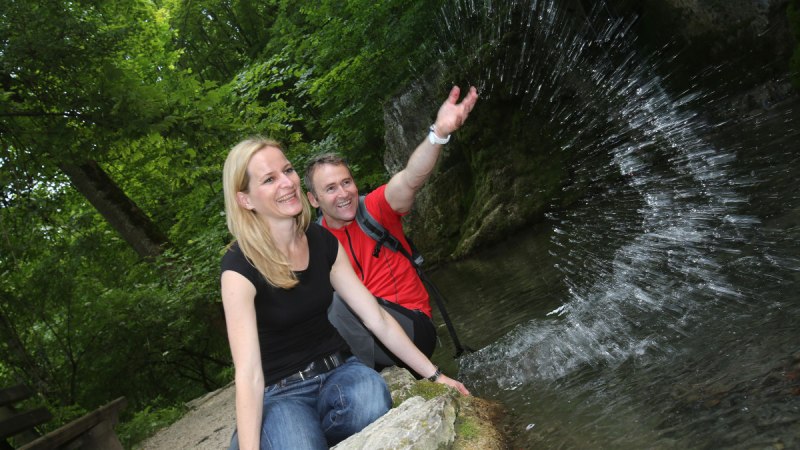 Wanderer machen Pause am G&uuml;tersteiner Wasserfall, &copy; Bad Urach Tourismus