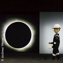 Eine Puppe in Uniform steht vor einer Sonnenfinsternis-Darstellung. &copy; Andreas Weiner, &copy; links im Bild