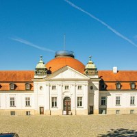 Das Schillermuseum in Marbach am Neckar zeigt seine beeindruckende Architektur mit rotem Dach und blauer Kuppel. Autos parken davor, umgeben von Bäumen., © Stuttgart-Marketing GmbH, Sarah Schmid Das Schillermuseum in Marbach am Neckar zeigt seine beeindruckende Architektur mit rotem Dach und blauer Kuppel. Autos parken davor, umgeben von Bäumen., © Stuttgart-Marketing GmbH, Sarah Schmid