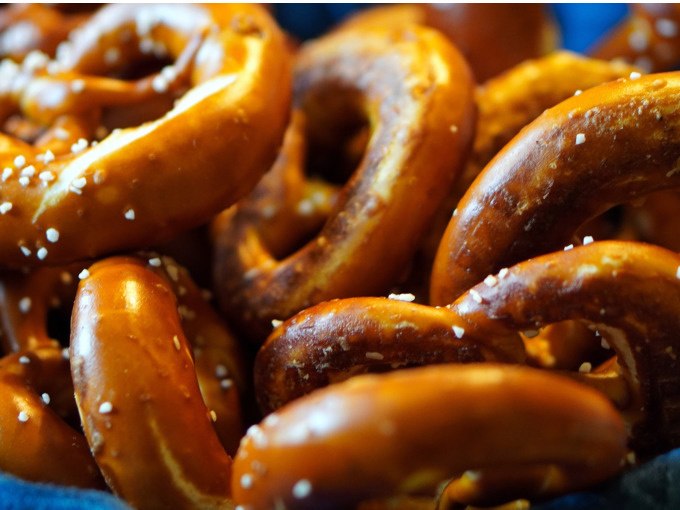 Frische, goldbraune Brezeln mit grobem Salz, die einladend und knusprig wirken. Perfekt f&uuml;r einen schw&auml;bischen Snack., &copy; Stadt G&ouml;ppingen
