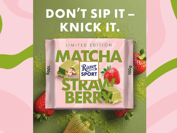 Ritter Sport präsentiert die Limited Edition Matcha Strawberry. Die Verpackung zeigt Erdbeeren und Matcha-Pulver, begleitet vom Slogan 'Don't sip it – knick it.', © Alfred Ritter GmbH &amp; Co. KG | Waldenbuch