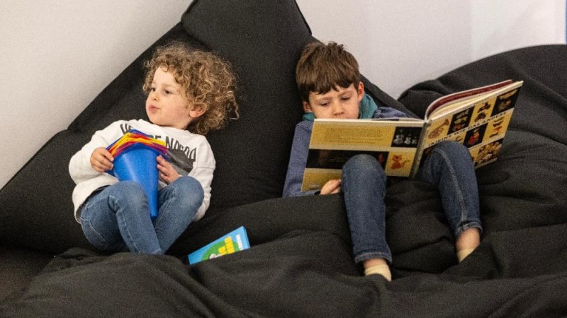 Zwei Kinder entspannen auf einem Sitzsack. Eines liest ein Buch, das andere h&auml;lt bunte Karten in der Hand., &copy; Ludwigsburg Museum