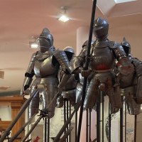 Ritterrüstungen in einer Ausstellung im Deutschen Bauernkriegsmuseum Böblingen. Über ihnen schweben Papierblätter von der Decke., © Stadt Böblingen Ritterrüstungen in einer Ausstellung im Deutschen Bauernkriegsmuseum Böblingen. Über ihnen schweben Papierblätter von der Decke., © Stadt Böblingen