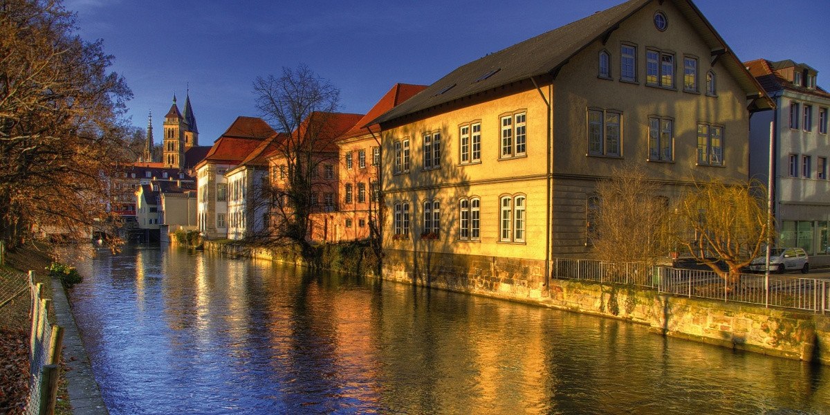 Historische Gebäude am Fluss in der Altstadt von Esslingen, beleuchtet von der Abendsonne. Im Hintergrund ist ein Kirchturm zu sehen., © Stuttgart-Marketing GmbH Historische Gebäude am Fluss in der Altstadt von Esslingen, beleuchtet von der Abendsonne. Im Hintergrund ist ein Kirchturm zu sehen., © Stuttgart-Marketing GmbH